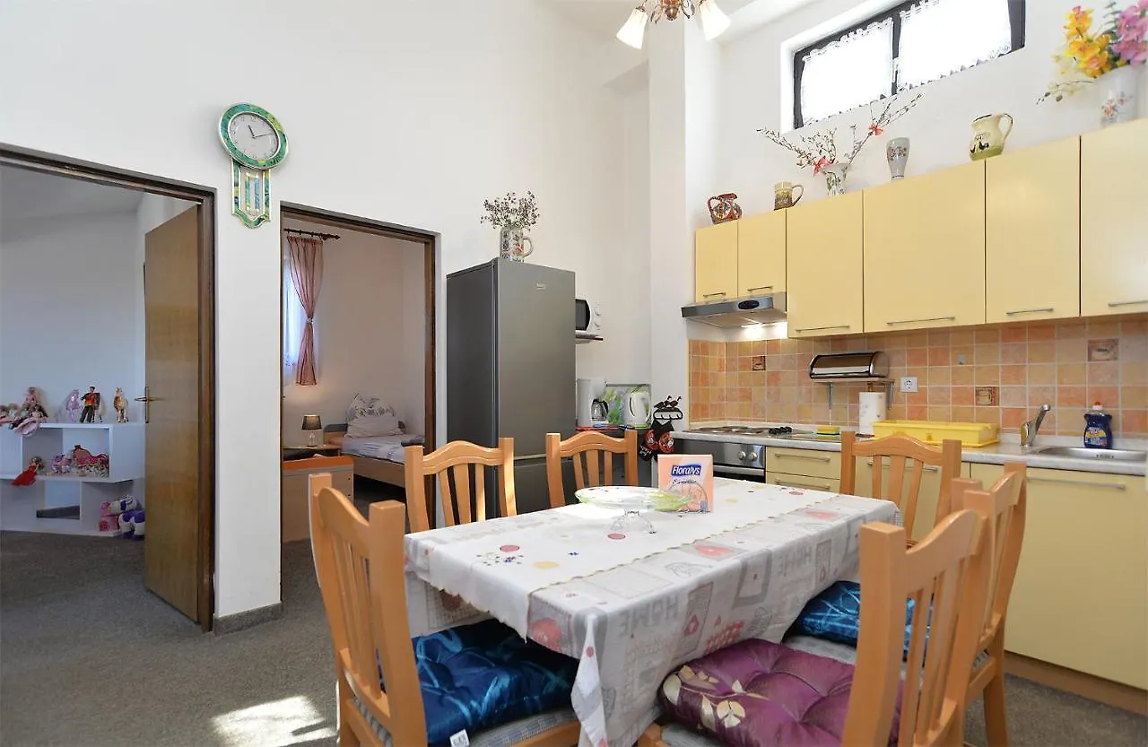 Apartments Anka 1223 Peroj